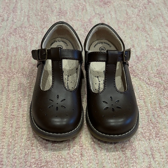 FootMates Brown Kids Dress Shoes with Cutout Design - Picture 1 of 6